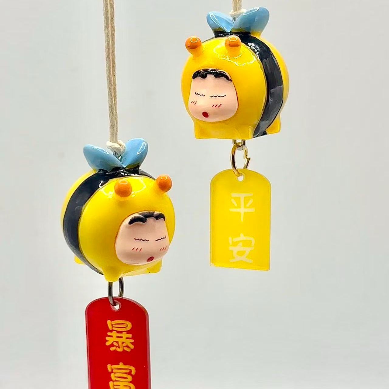 Car Accessories Papar - Crayon Shin-chan Bee Cosplay Figure Car